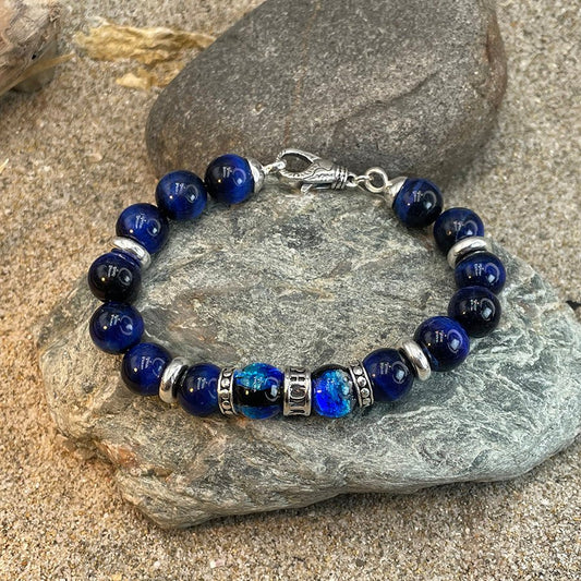Bracelet homme TOO BLUE TO CARE – perles d’œil de tigre bleu nuit 10 mm, donut signature et fermoir homard argent 925 – bijoux fait main en argent 925 | Pitch & Néo