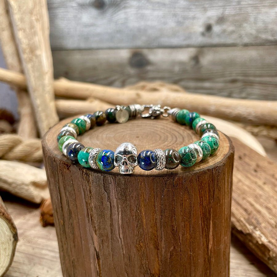 Bracelet homme TOO CHIC TO DIE – perles d’azurite - chrysocolle 8 mm, tête de mort signature argent 925 et fermoir mousqueton – bijoux fait main en argent 925 | Pitch & Néo