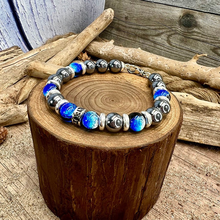 Bracelet homme TOO POLISHED FOR YOU – perles de térahertz 10 mm, perles de verre bleues lumineuses, donut signature et fermoir mousqueton argent 925 – bijoux fait main en argent 925 | Pitch & Néo