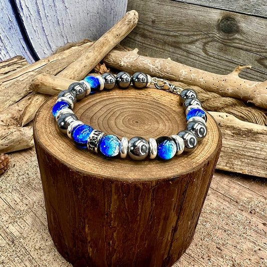 Bracelet homme TOO POLISHED FOR YOU – perles de térahertz 10 mm, perles de verre bleues lumineuses, donut signature et fermoir mousqueton argent 925 – bijoux fait main en argent 925 | Pitch & Néo