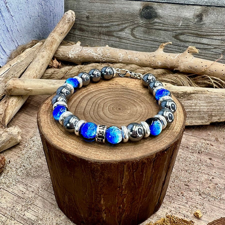 Bracelet homme TOO POLISHED FOR YOU – perles de térahertz 10 mm, perles de verre bleues lumineuses, donut signature et fermoir mousqueton argent 925 – bijoux fait main en argent 925 | Pitch & Néo
