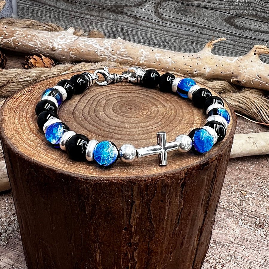 Bracelet homme TROUBLE IN THE HEAVEN – perles d’onyx 8 mm, croix argent 925 et fermoir mousqueton – bijoux fait main en argent 925 | Pitch & Néo