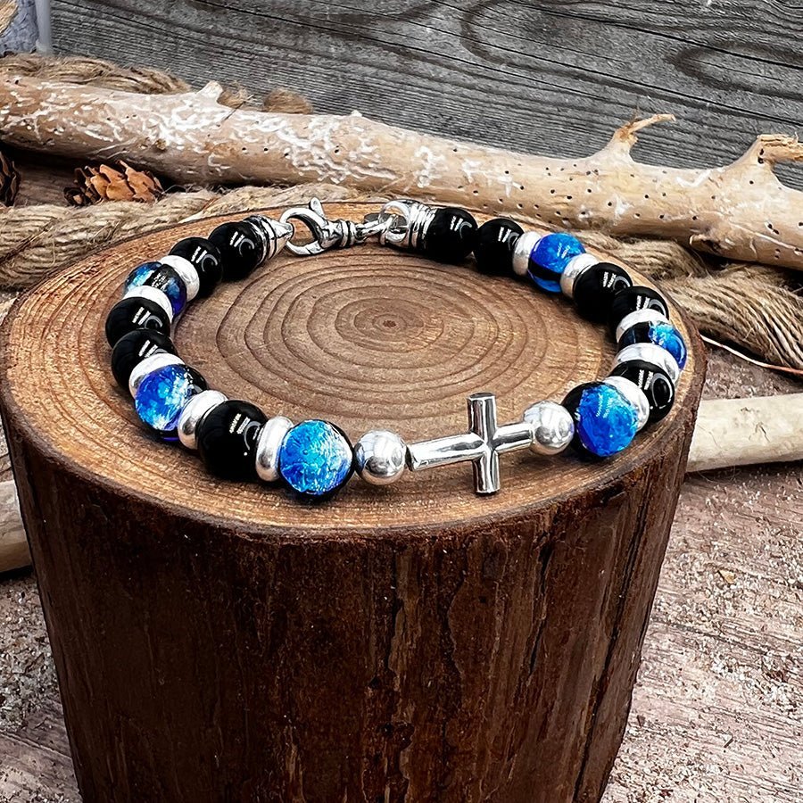 Bracelet homme TROUBLE IN THE HEAVEN – perles d’onyx 8 mm, croix argent 925 et fermoir mousqueton – bijoux fait main en argent 925 | Pitch & Néo