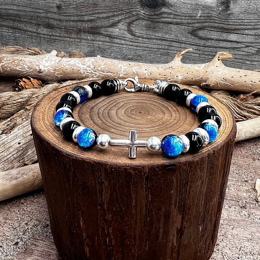 Bracelet homme TROUBLE IN THE HEAVEN – perles d’onyx 8 mm, croix argent 925 et fermoir mousqueton – bijoux fait main en argent 925 | Pitch & Néo