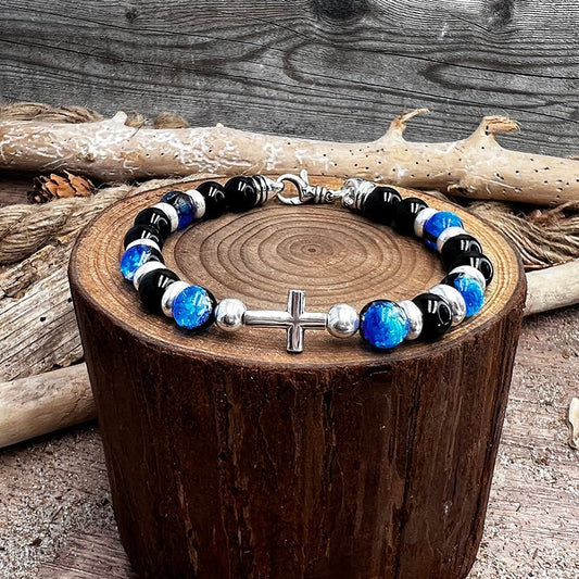 Bracelet homme TROUBLE IN THE HEAVEN – perles d’onyx 8 mm, croix argent 925 et fermoir mousqueton – bijoux fait main en argent 925 | Pitch & Néo