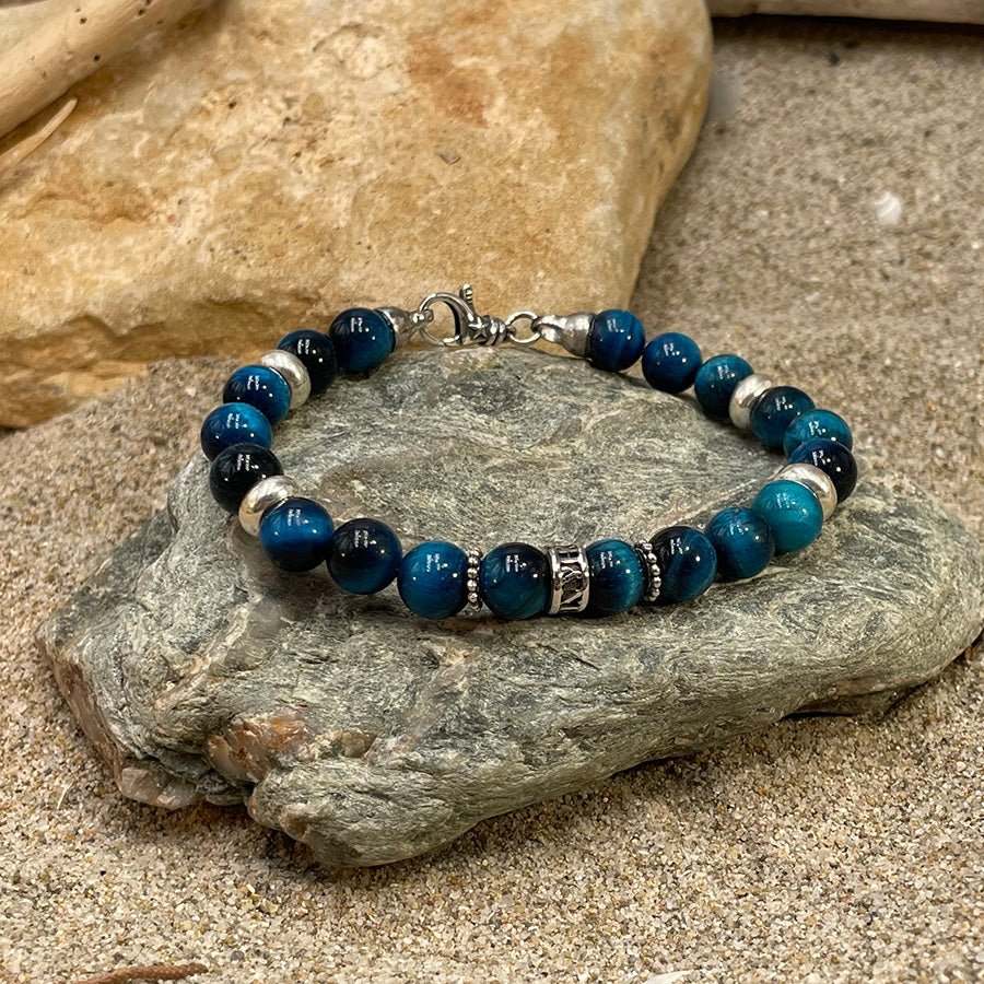 Bracelet homme WAVE FCKER – perles d’œil de tigre bleu lagon 8 mm, donut signature, fermoir mousqueton et argent 925 – bijoux fait main en argent 925 | Pitch & Néo