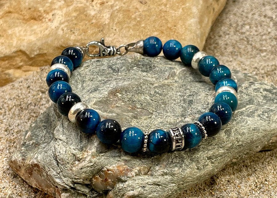Bracelet homme WAVE FCKER – perles d’œil de tigre bleu lagon 8 mm, donut signature, fermoir mousqueton et argent 925 – bijoux fait main en argent 925 | Pitch & Néo