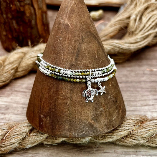 Bracelet multi - rang femme argent 925 SALTY CRUSH, BABE – perles de tourmaline verte dégradées, breloques tortue et étoile de mer – bijoux fait main en argent 925 | Pitch & Néo