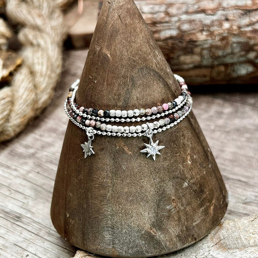 Bracelet multi - rang femme argent 925 STARS DON’T CARE – perles de rhodonite & double pendentif étoile polaire – bijoux fait main en argent 925 | Pitch & Néo