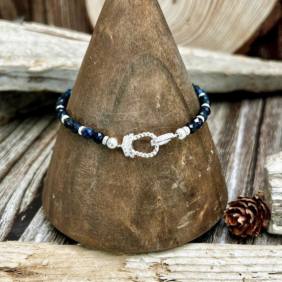 Bracelet perles femme argent 925 – BAD GIRL, GOOD KARMA, perles de saphir naturel facetté et fermoir fer à cheval serti de zircons – bijoux fait main en argent 925 | Pitch & Néo