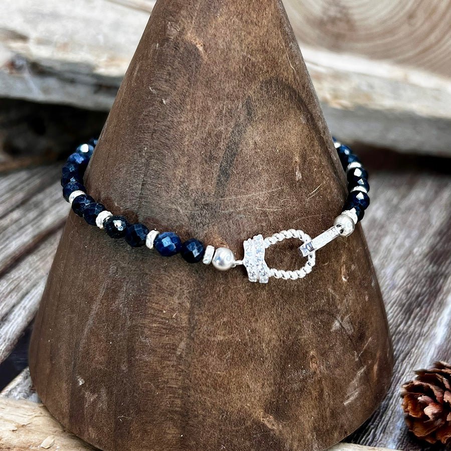 Bracelet perles femme BAD GIRL, GOOD KARMA – perles de saphir naturel facetté & fermoir fer à cheval pavé de zircons et argent 925 – bijoux fait main en argent 925 | Pitch & Néo