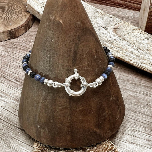 Bracelet perles femme TOO COOL TO SHARE – perles de saphir naturel et fermoir bouée en argent 925 – bijoux fait main en argent 925 | Pitch & Néo