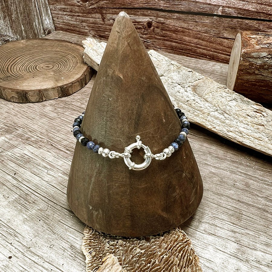 Bracelet perles femme TOO COOL TO SHARE – perles de saphir naturel et fermoir bouée en argent 925 – bijoux fait main en argent 925 | Pitch & Néo