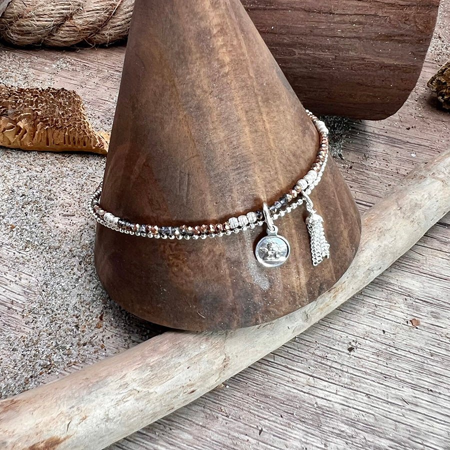 Chaîne de cheville double rang femme BLESS ME LATTE, BABY – perles de cristal coffee, chaîne boules facettées scintillantes, médaillon ange et pompon chaînes argent 925 – bijoux fait main en argent 925 | Pitch & Néo