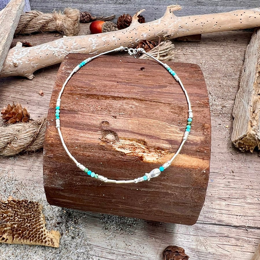 Chaîne de cheville femme BEACH SIDE STORY – liquid silver, perles de turquoise véritable, poissons argent 925 et perles facettées scintillantes – bijoux fait main en argent 925 | Pitch & Néo