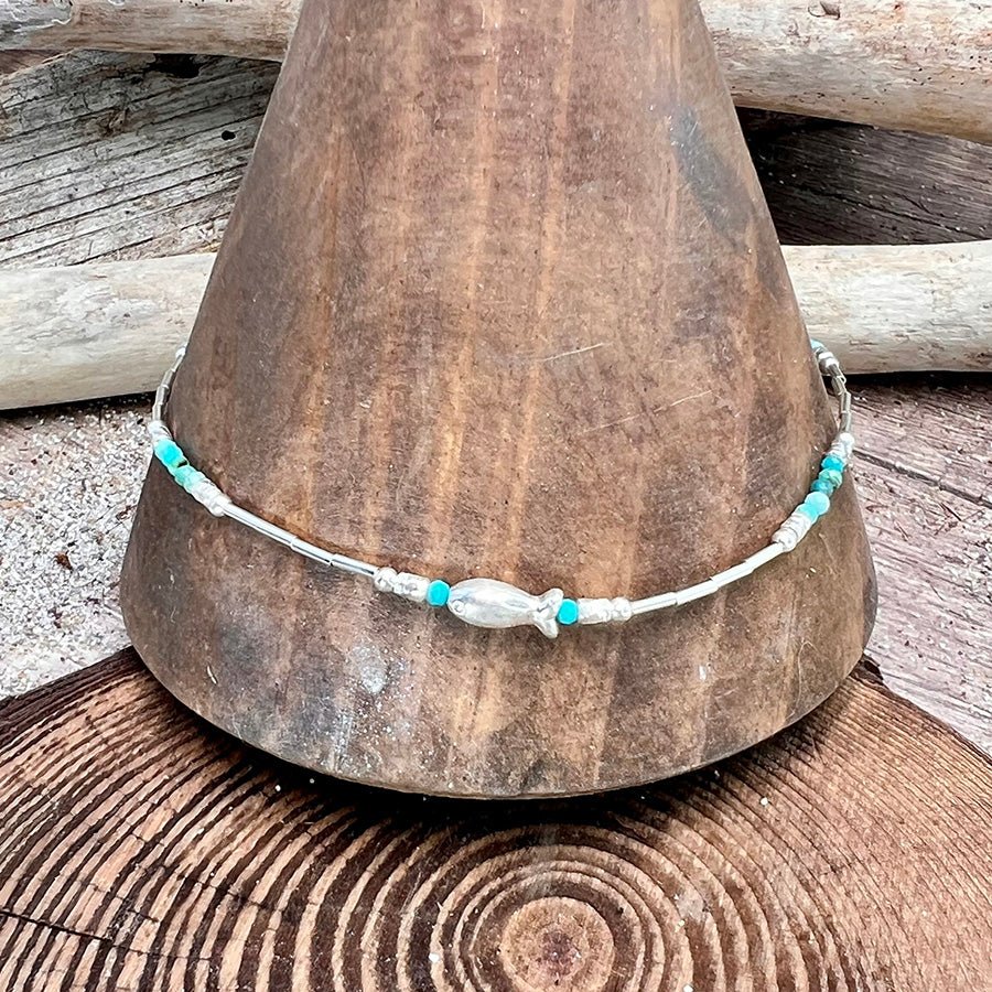 Chaîne de cheville femme BEACH SIDE STORY – liquid silver, perles de turquoise véritable, poissons argent 925 et perles facettées scintillantes – bijoux fait main en argent 925 | Pitch & Néo