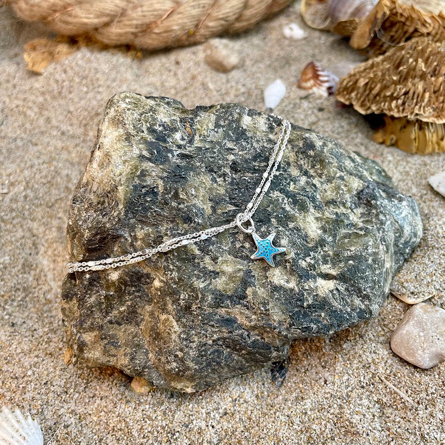Chaîne de cheville femme CLUB MED & STARFISH SH*T – double rang chaînes cubes et tubes facettés argent 925 et pendentif étoile de mer émaillée turquoise – bijoux fait main en argent 925 | Pitch & Néo