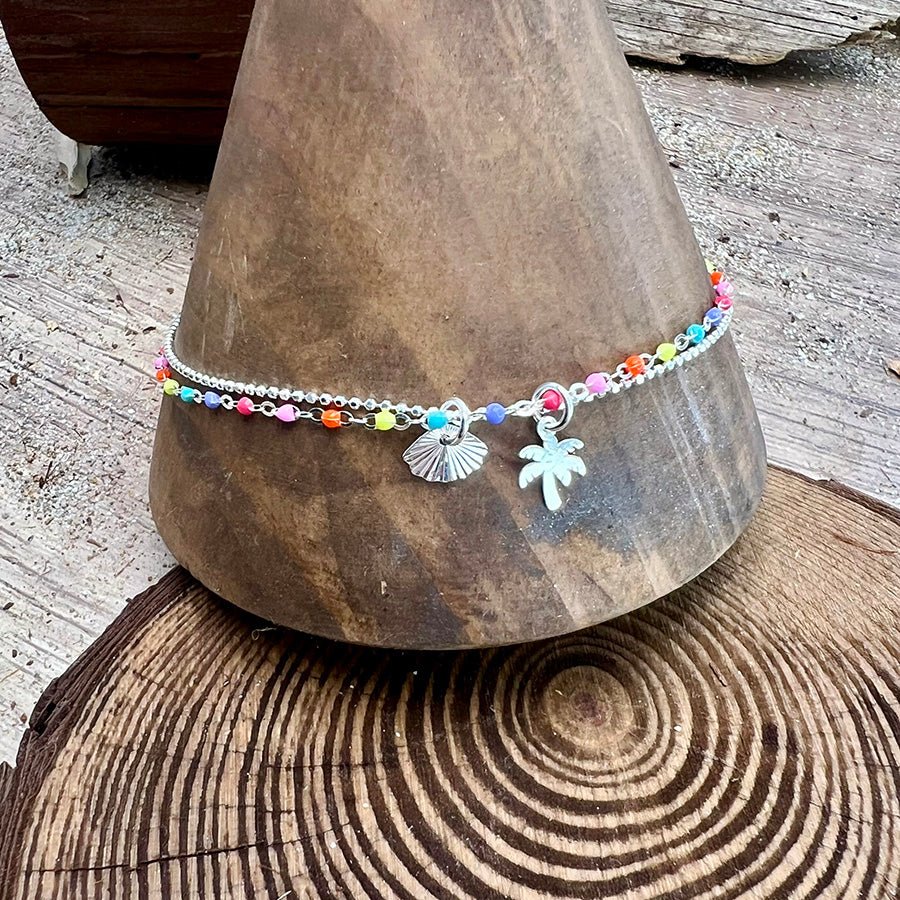 Chaîne de cheville femme double - rang NO SHELLFIES, PLEASE – chaîne perles émaillées fluo multicolores, pendentifs coquillage et palmier et argent 925 – bijoux fait main en argent 925 | Pitch & Néo