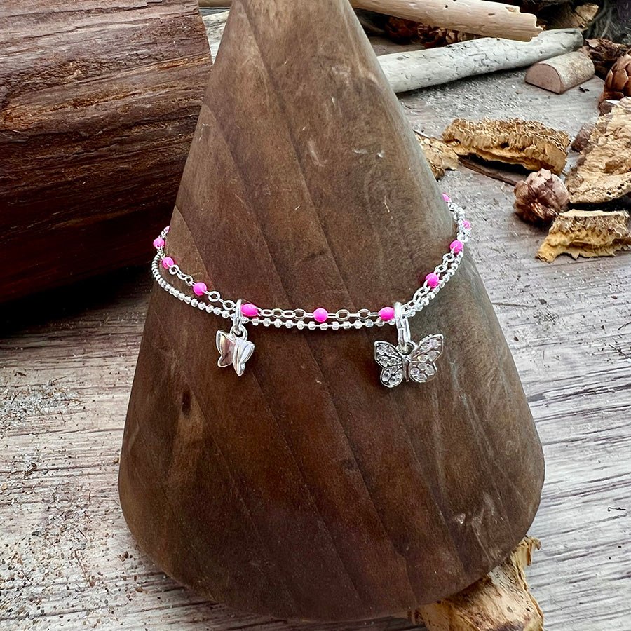 Chaîne de cheville femme double - rang PINK FLIRT ALERT – chaîne perles émaillées rose fluo, chaîne boules facettées scintillantes et pendentifs papillons argent 925 – bijoux fait main en argent 925 | Pitch & Néo