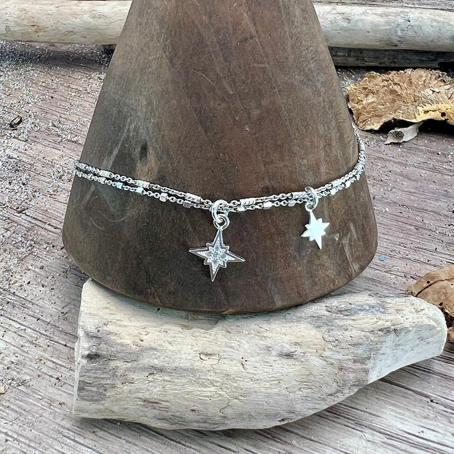 Chaîne de cheville femme double - rang POLAR KISS & SUMMER BLING – chaîne boules facettées scintillantes, chaîne forçat cubes facettés et pendentifs étoile du Nord argent 925 – bijoux fait main en argent 925 | Pitch & Néo