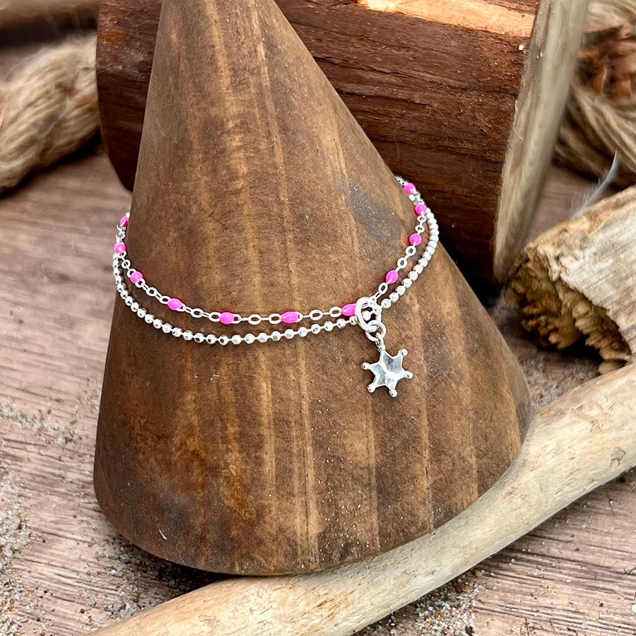 Chaîne de cheville femme double - rang SHOOT THE SHERIFF, BABY GIRL – chaîne perles émaillées rose fluo, pendentif étoile shérif et argent 925 – bijoux fait main en argent 925 | Pitch & Néo