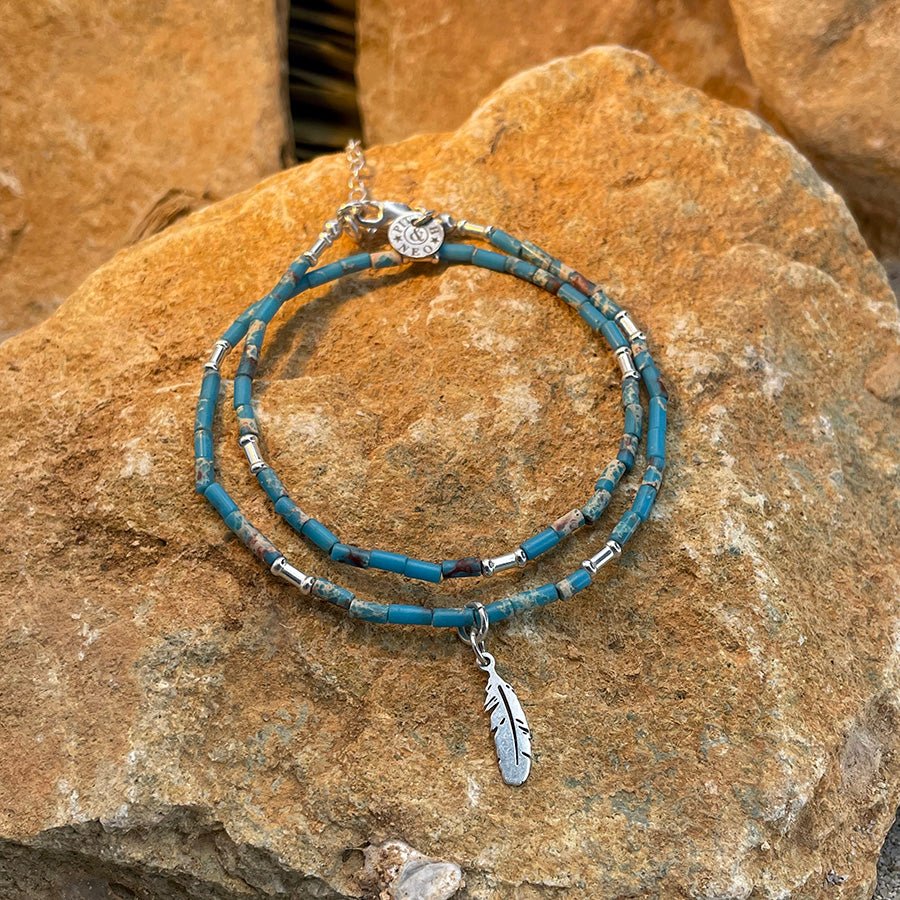 Chaîne de cheville femme INDIAN FEVER & SUMMER – perles tubes jaspe impérial, argent 925 et pendentif plume – bijoux fait main en argent 925 | Pitch & Néo