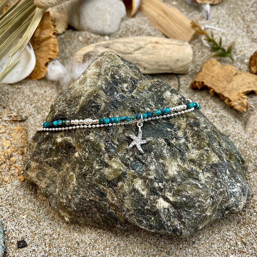 Chaîne de cheville femme SEA YOU AT MIDNIGHT – double rang perles d’azurite, chaîne boules facettées scintillantes argent 925 et pendentif étoile de mer pavée – bijoux fait main en argent 925 | Pitch & Néo