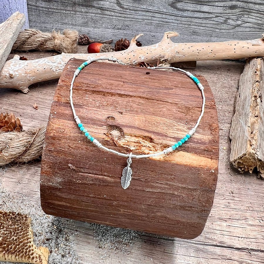 Chaîne de cheville femme SILVER WHISPER, SUGAR – liquid silver et perles turquoise véritable, pendentif plume argent 925 – bijoux fait main en argent 925 | Pitch & Néo