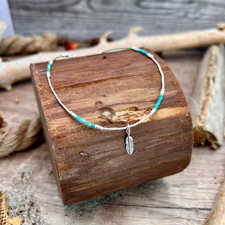 Chaîne de cheville femme SILVER WHISPER, SUGAR – liquid silver et perles turquoise véritable, pendentif plume argent 925 – bijoux fait main en argent 925 | Pitch & Néo