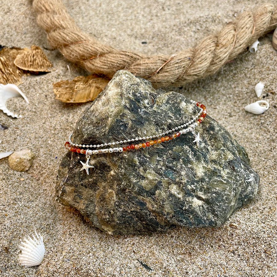 Chaîne de cheville femme SPICE MY STARFISH, BABY – double rang perles de cornaline, chaîne boules facettées scintillantes argent 925 et étoiles de mer réalistes – bijoux fait main en argent 925 | Pitch & Néo