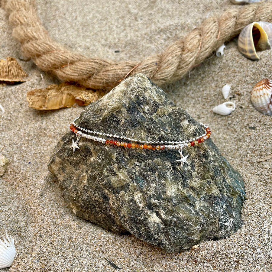Chaîne de cheville femme SPICE MY STARFISH, BABY – double rang perles de cornaline, chaîne boules facettées scintillantes argent 925 et étoiles de mer réalistes – bijoux fait main en argent 925 | Pitch & Néo