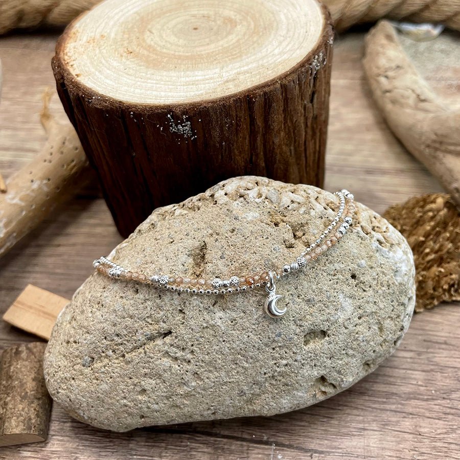 Chaîne de cheville femme SUN KISSED & MOON BLESSED – double rang perles de soleil, chaîne boules facettées scintillantes argent 925 et pendentif lune – bijoux fait main en argent 925 | Pitch & Néo