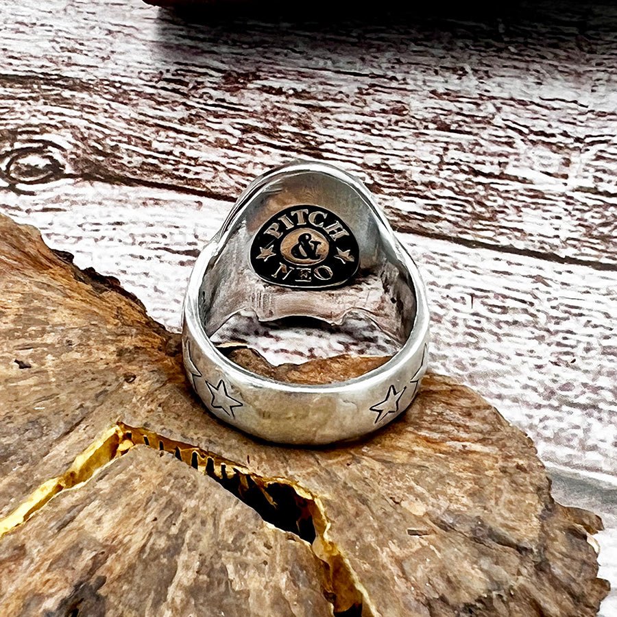 Chevalière tête de mort homme JOHN DOE – argent 925 et étoiles signature – bijoux fait main en argent 925 | Pitch & Néo