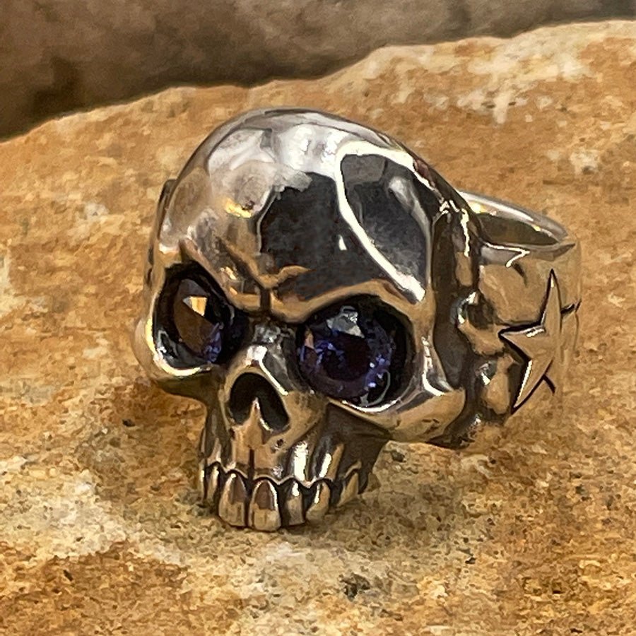 Chevalière tête de mort homme JOHN DOE – argent 925 et étoiles signature – bijoux fait main en argent 925 | Pitch & Néo