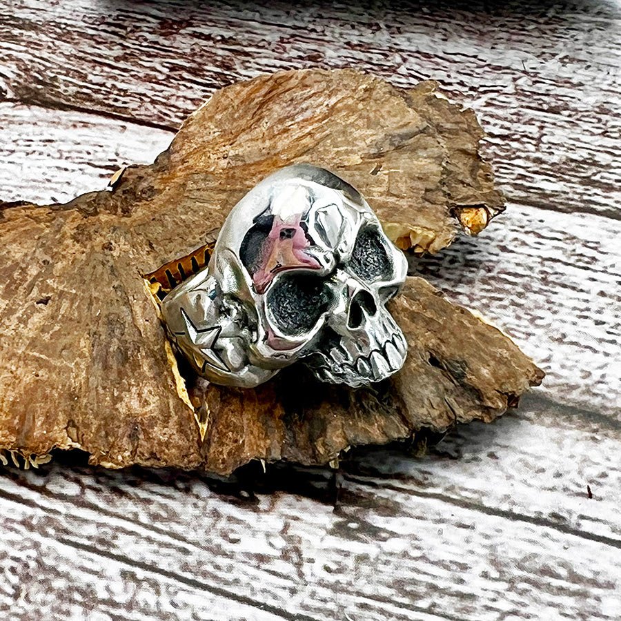 Chevalière tête de mort homme JOHN DOE – argent 925 et étoiles signature – bijoux fait main en argent 925 | Pitch & Néo