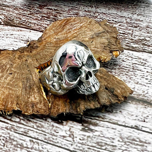 Chevalière tête de mort homme JOHN DOE – argent 925 et étoiles signature – bijoux fait main en argent 925 | Pitch & Néo