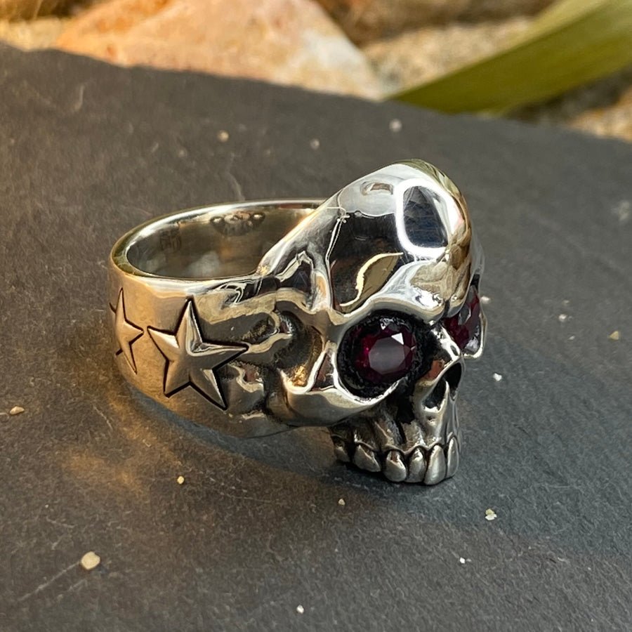 Chevalière tête de mort homme JOHN DOE – argent 925 et étoiles signature – bijoux fait main en argent 925 | Pitch & Néo