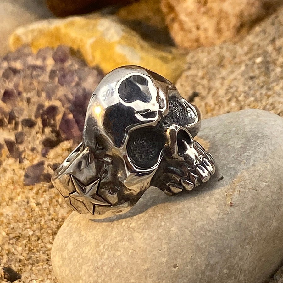 Chevalière tête de mort homme JOHN DOE – argent 925 et étoiles signature – bijoux fait main en argent 925 | Pitch & Néo