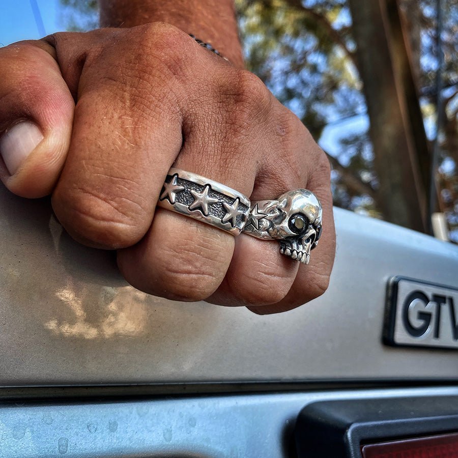 Chevalière tête de mort homme JOHN DOE – argent 925 et étoiles signature – bijoux fait main en argent 925 | Pitch & Néo