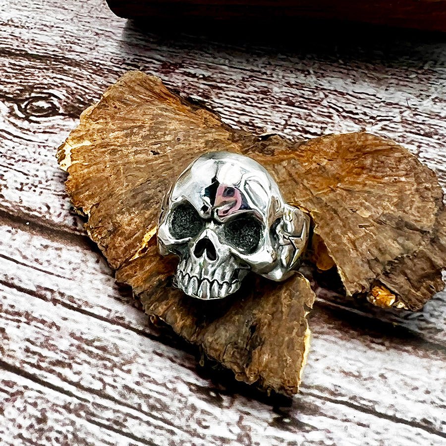 Chevalière tête de mort homme JOHN DOE – argent 925 et étoiles signature – bijoux fait main en argent 925 | Pitch & Néo