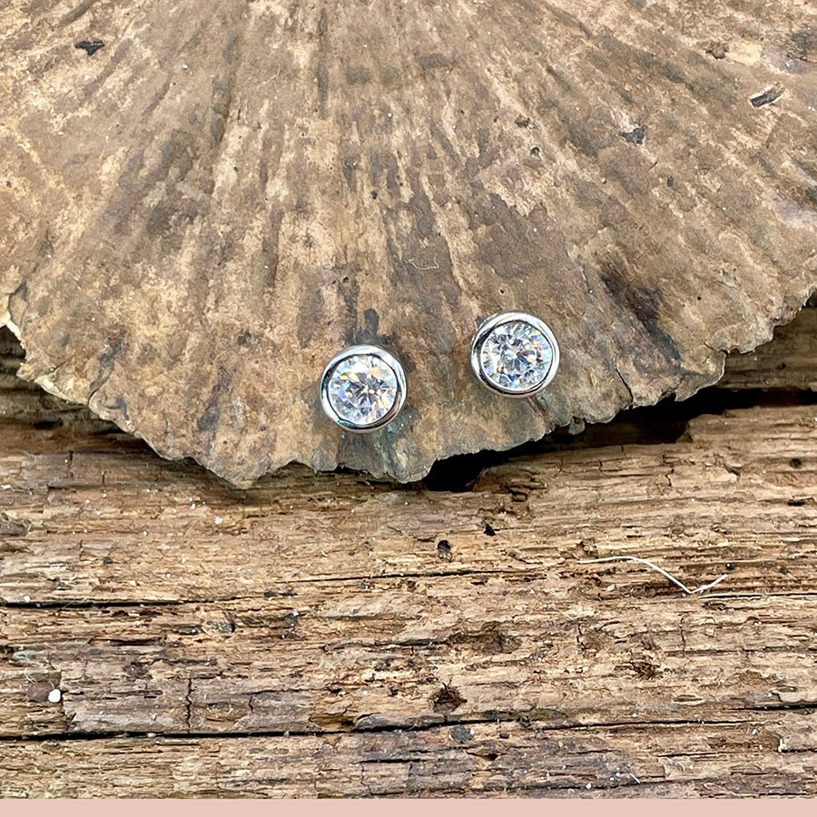 Clous d’oreilles femme SOLITAIRE BUT BOSS – zircons 4, 5 ou 6 mm serti clos et argent 925 – bijoux fait main en argent 925 | Pitch & Néo