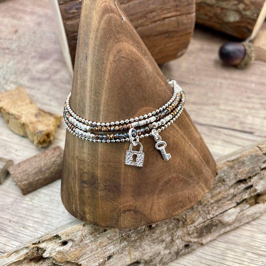 COFFEE SHOP BRACELET MULTI RANGS EN PERLES DE CRISTAL IRISÉ MORDORÉ ET CHAÎNE BOULES FACETTÉES AVEC PENDENTIFS CLÉ ET CADENAS PAVÉS DE ZIRCONS EN ARGENT 925 – bijoux fait main en argent 925 | Pitch & Néo