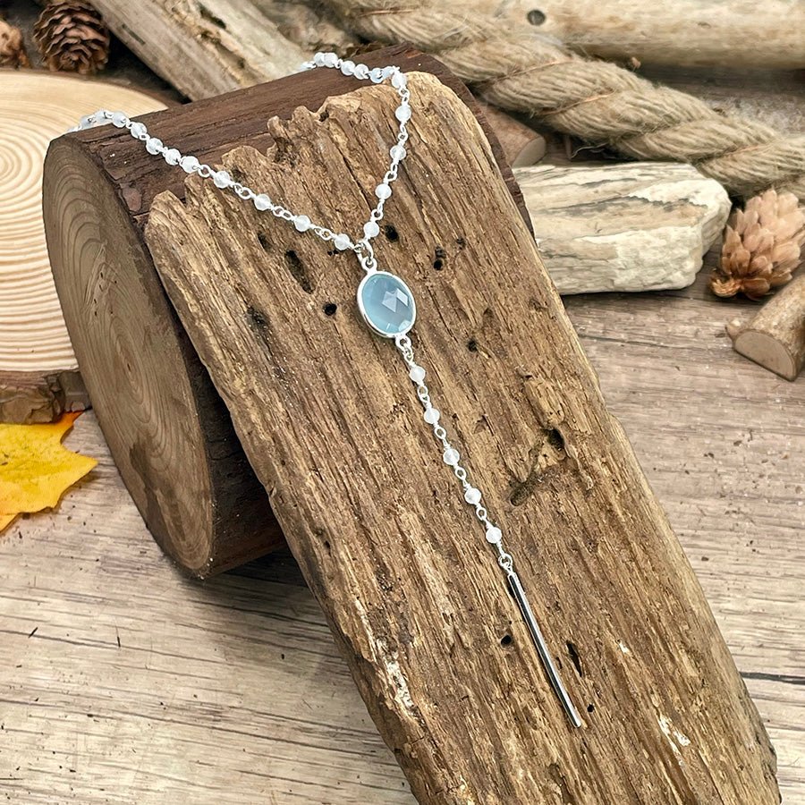 Collier chapelet femme COOLER THAN YOU – chaîne rosaire perlée d’aigue - marine, forme Y & pendentif cabochon calcédoine bleue facettée et barre verticale en argent 925 – bijoux fait main en argent 925 | Pitch & Néo