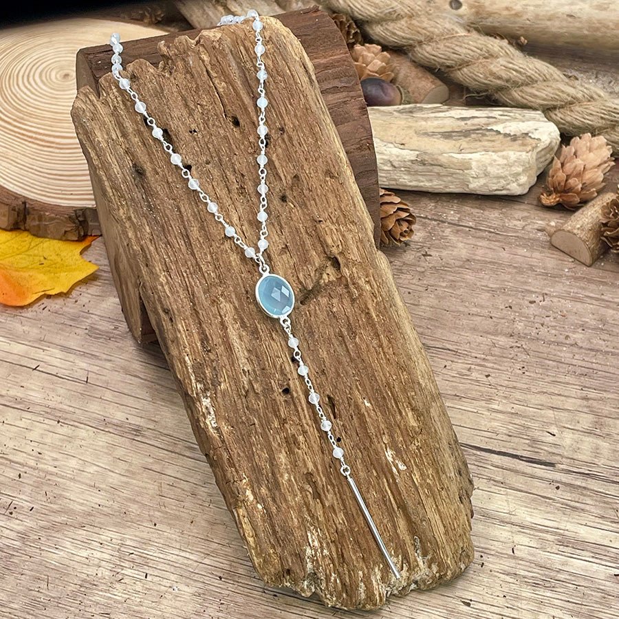 Collier chapelet femme COOLER THAN YOU – chaîne rosaire perlée d’aigue - marine, forme Y & pendentif cabochon calcédoine bleue facettée et barre verticale en argent 925 – bijoux fait main en argent 925 | Pitch & Néo