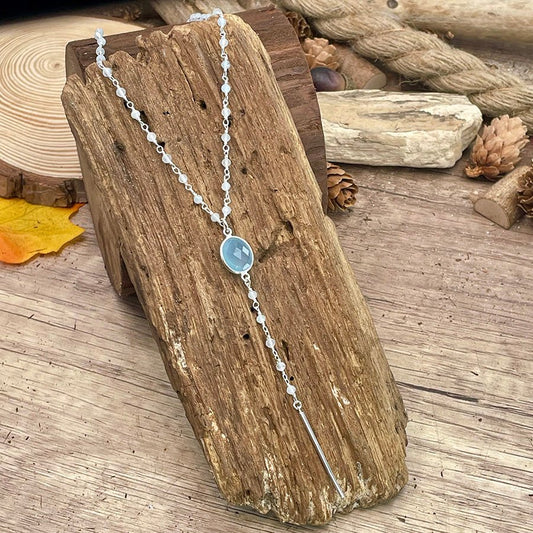 Collier chapelet femme COOLER THAN YOU – chaîne rosaire perlée d’aigue - marine, forme Y & pendentif cabochon calcédoine bleue facettée et barre verticale en argent 925 – bijoux fait main en argent 925 | Pitch & Néo