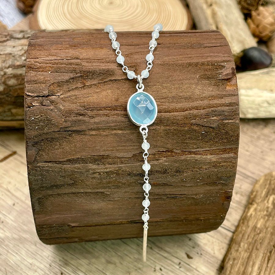 Collier chapelet femme COOLER THAN YOU – chaîne rosaire perlée d’aigue - marine, forme Y & pendentif cabochon calcédoine bleue facettée et barre verticale en argent 925 – bijoux fait main en argent 925 | Pitch & Néo
