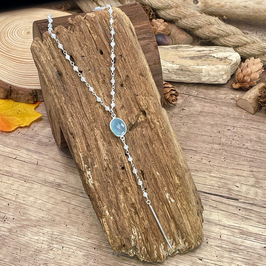Collier chapelet femme COOLER THAN YOU – chaîne rosaire perlée d’aigue - marine, forme Y & pendentif cabochon calcédoine bleue facettée et barre verticale en argent 925 – bijoux fait main en argent 925 | Pitch & Néo