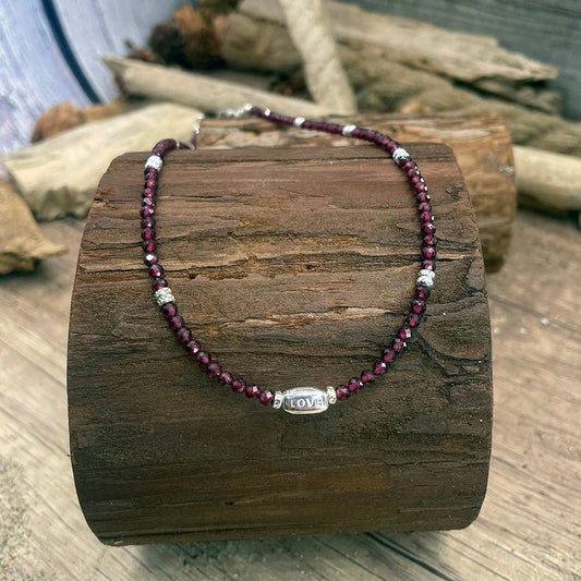 Collier femme BITE THE LOVE – perles de grenat facettées, capsule gravée LOVE en argent 925, perles diamantées – bijoux fait main en argent 925 | Pitch & Néo