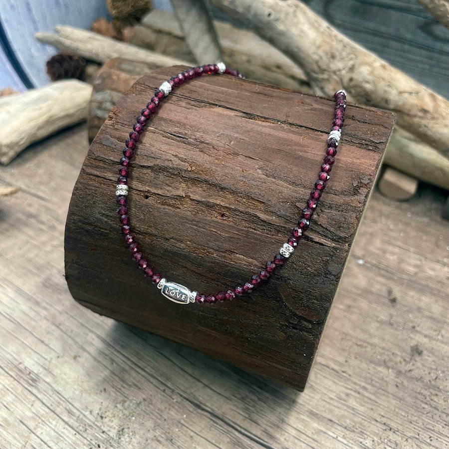 Collier femme BITE THE LOVE – perles de grenat facettées, capsule gravée LOVE en argent 925, perles diamantées – bijoux fait main en argent 925 | Pitch & Néo