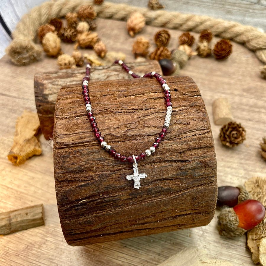 Collier femme BLEED FOR ME BABY – perles de grenat facettées, croix pavée de zircons, perles intercalaires diamantées en argent 925 – bijoux fait main en argent 925 | Pitch & Néo